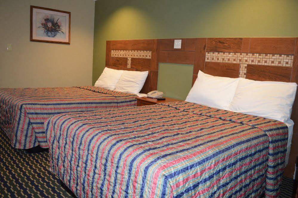 Budgetel Inn And Suites 롤리 외부 사진